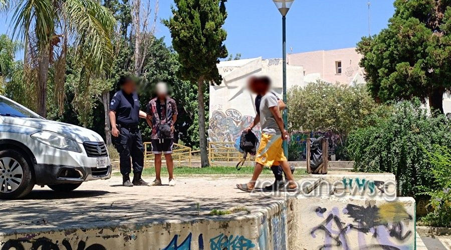 Χανιά: Επεισόδιο και δύο συλλήψεις στο Πάρκο Ειρήνης και Φιλίας – Τους βρήκαν φαλτσέτα και σφυρί