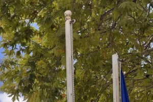 Αλλοδαπός κατέβασε την ελληνική σημαία και την έκαψε στην Κομοτηνή