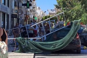 Ιεράπετρα: Σκαλωσιά έπεσε σε αυτοκίνητο (video)