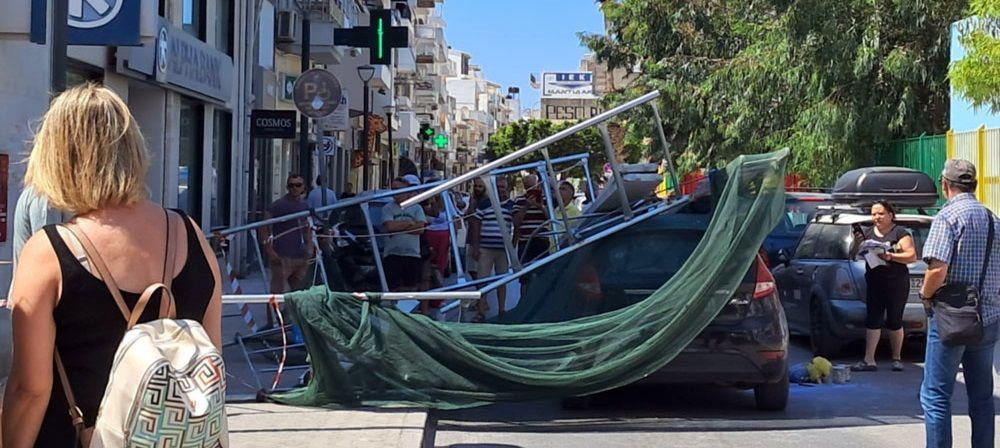 Ιεράπετρα: Σκαλωσιά έπεσε σε αυτοκίνητο (video)