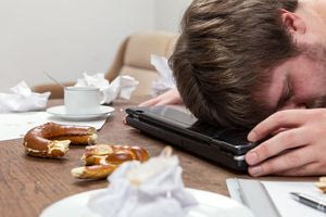 Έντονο στρες: Μάθε τι πρέπει να περιορίσεις στη διατροφή σου για να ηρεμήσεις