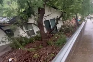 Τέξας: Η στιγμή που τα ορμητικά νερά των πλημμυρών παρασύρουν ολόκληρο σπίτι