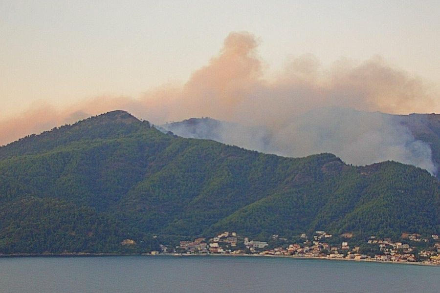 Θάσος: Σε ύφεση η φωτιά που ξέσπασε στο νησί το βράδυ της Τετάρτης