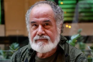 Θοδωρής Κατσαφάδος: Πως γίναμε έτσι ανελέητοι; Τα πολλά προβλήματα μας έχουν κατακλύσει το μυαλό