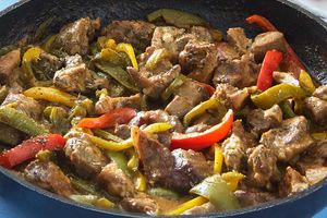 Εύκολη τηγανιά με χοιρινό, μανιτάρια και πιπεριές