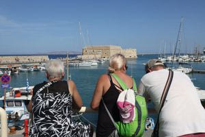 Τουριστική σεζόν: Τα νούμερα ευημερούν αλλά η καθημερινότητα λέει άλλα…