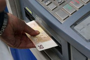 Τι στοιχίζει στις τράπεζες η μείωση των προμηθειών στα ATMs
