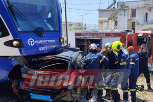 Σύγκρουση συρμού του Προαστιακού με αυτοκίνητο στην Πάτρα – Απεγκλωβίστηκε ο οδηγός