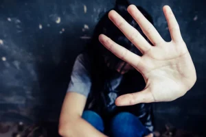 Φρίκη στο Βόλο: Μητέρα βιντεοσκοπούσε γυμνή τη 12χρονη κόρη της και πουλούσε το υλικό