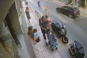 Ηράκλειο: Καρέ-καρέ η σφοδρή σύγκρουση ΙΧ με δικυκλιστή στη Λ. Καλοκαιρινού