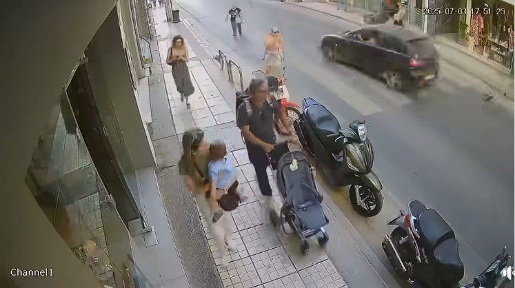 Ηράκλειο: Καρέ-καρέ η σφοδρή σύγκρουση ΙΧ με δικυκλιστή στη Λ. Καλοκαιρινού