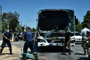 Σύγκρουση λεωφορείων στη Βούλα: Έρευνα του ΟΑΣΑ με ειδικό κλιμάκιο για τα αίτια του τροχαίου