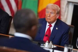 Ο Τραμπ απειλεί να επιβάλει δασμούς σε φάρμακα και τσιπάκια