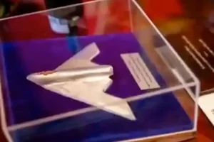 Νετανιάχου: Έκανε δώρο στον Τραμπ μια «μινιατούρα» ενός stealth βομβαρδιστικού B-2 από θραύσματα ιρανικού πυραύλου