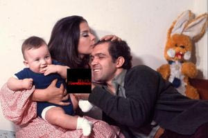 Τζένη Καρέζη: Η αδημοσίευτη φωτογραφία με τον Κώστα Καζάκο και τον γιο τους