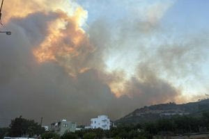 Ανεξέλεγκτη καίει η φωτιά στα Αχλιά Ιεράπετρας – Τεράστια μάχη με τις φλόγες δίνουν πυροσβέστες απ’ όλη την Κρήτη
