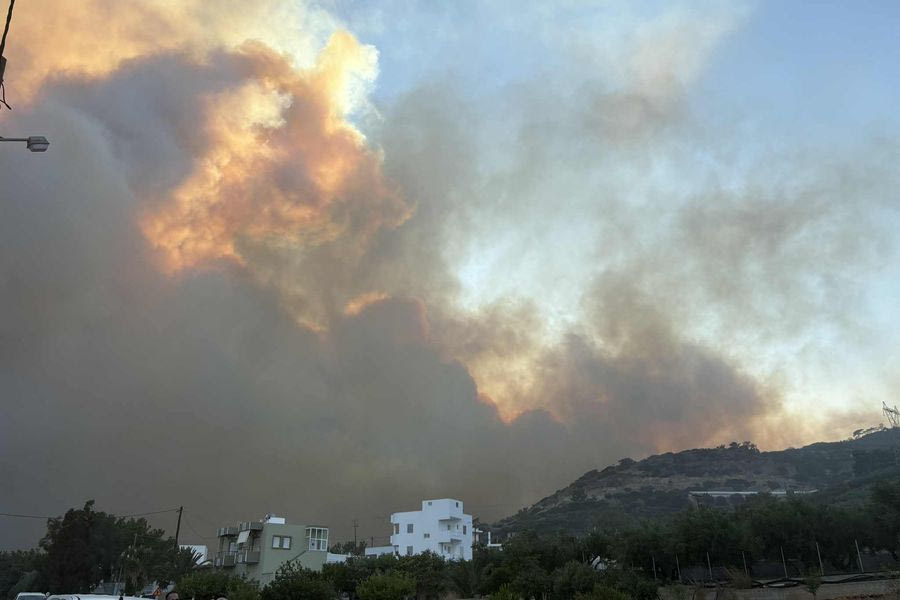 Ανεξέλεγκτη καίει η φωτιά στα Αχλιά Ιεράπετρας – Τεράστια μάχη με τις φλόγες δίνουν πυροσβέστες απ’ όλη την Κρήτη