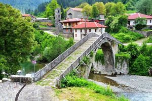 Σε ένα χωριό της Ελλάδας κυκλοφορούν με… ζακέτες τα βράδια εν μέσω καύσωνα