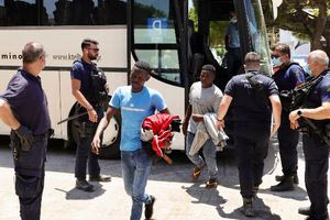 Στο Λαύριο οι 520 διασωθέντες μετανάστες νότια της Γαύδου