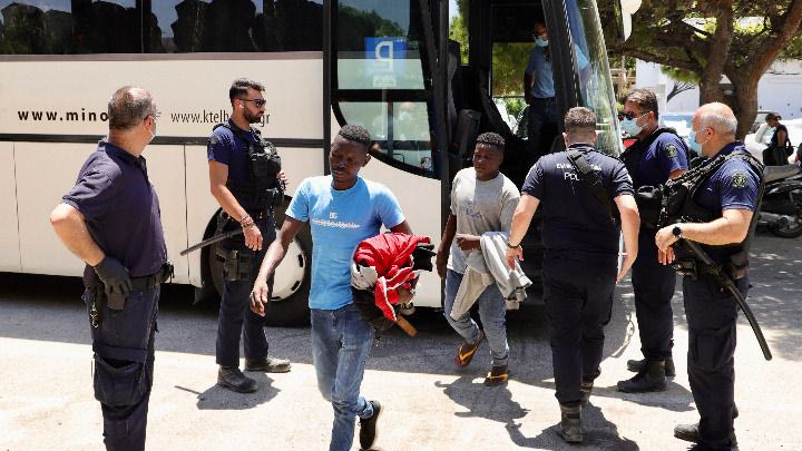 Στο Λαύριο οι 520 διασωθέντες μετανάστες νότια της Γαύδου