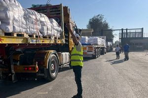 100 φορτηγά με ανθρωπιστική βοήθεια έφθασαν στην Γάζα