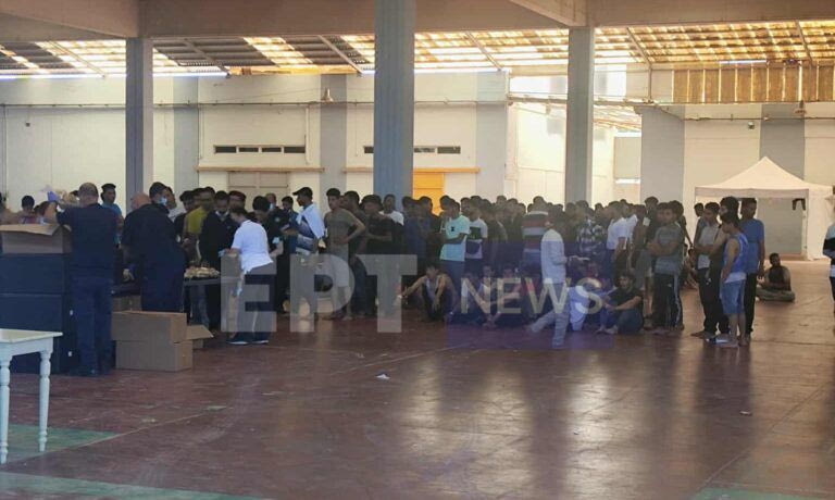 Χανιά: Επέστρεψαν στη σίτιση οι μετανάστες που απείχαν – Διαμαρτύρονταν για τη σειρά αποχώρησης από την Αγυιά