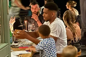 Στα Χανιά για διακοπές ο Γιάννης Αντετοκούνμπο