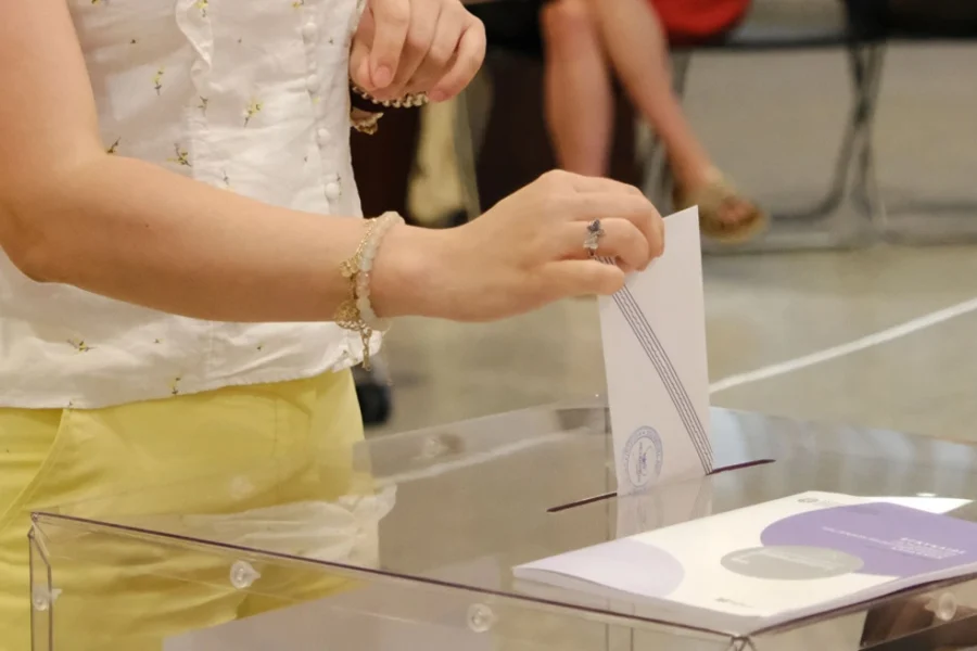 Δημοσκόπηση Opinion Poll: Στο 29,8% η ΝΔ με προβάδισμα 15,9 μονάδων, μισή μονάδα πάνω το δεύτερο ΠΑΣΟΚ