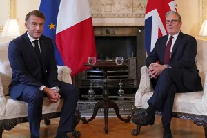 Κοινό μέτωπο Στάρμερ – Μακρόν για τον περιορισμό των μεταναστευτικών ροών μέσω της Μάγχης