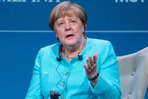 Μέρκελ: Εντυπωσιάστηκα πώς άντεξαν οι Έλληνες με τα €60, αναρωτήθηκα αν θα άντεχαν οι Γερμανοί