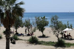 Θρίλερ στο Παλαιό Φάληρο: Βίντεο που ίσως δείχνει το κοριτσάκι ζωντανό έχει στα χέρια του το Λιμενικό