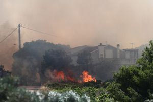 Φωτιά σε Πικέρμι – Ραφήνα: «Καίει κοντά σε σπίτια, δεν έχουν σταματήσει οι ισχυροί άνεμοι»