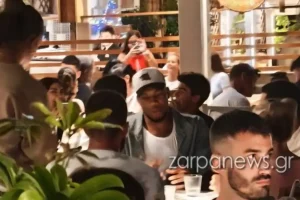 Ο Γιάννης Αντετοκούνμπο κάνει διακοπές στα Χανιά και προκάλεσε «κομφούζιο» στο λιμάνι