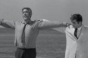 Ο χορός του Άντονι Κουίν ως Ζορμπά στην Κρήτη που συγκλόνισε τον Πλανήτη (βίντεο)