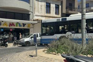 Έκλεισαν οι δρόμοι στη Χανιώπορτα – Σταθμευμένο όχημα “μπλόκαρε” την κυκλοφορία