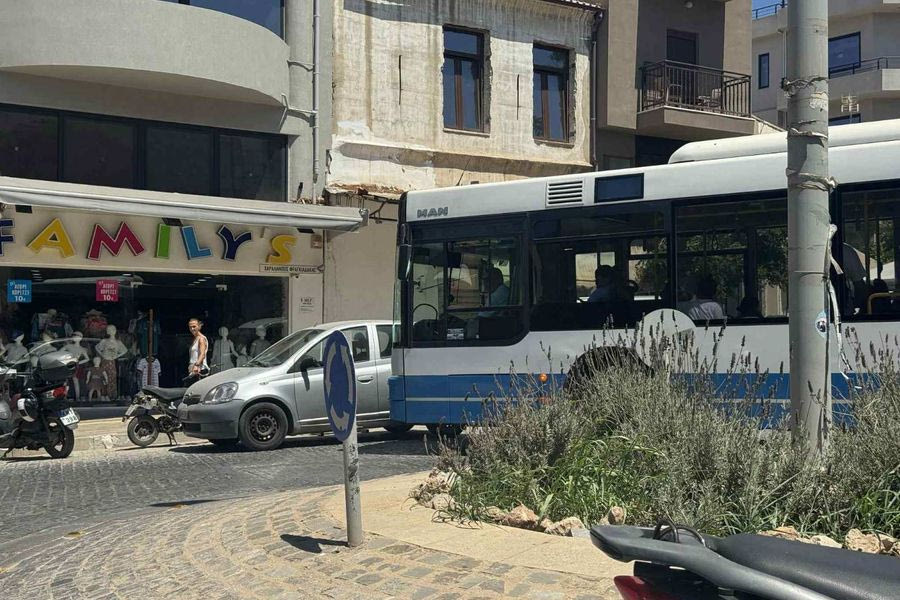 Έκλεισαν οι δρόμοι στη Χανιώπορτα – Σταθμευμένο όχημα “μπλόκαρε” την κυκλοφορία