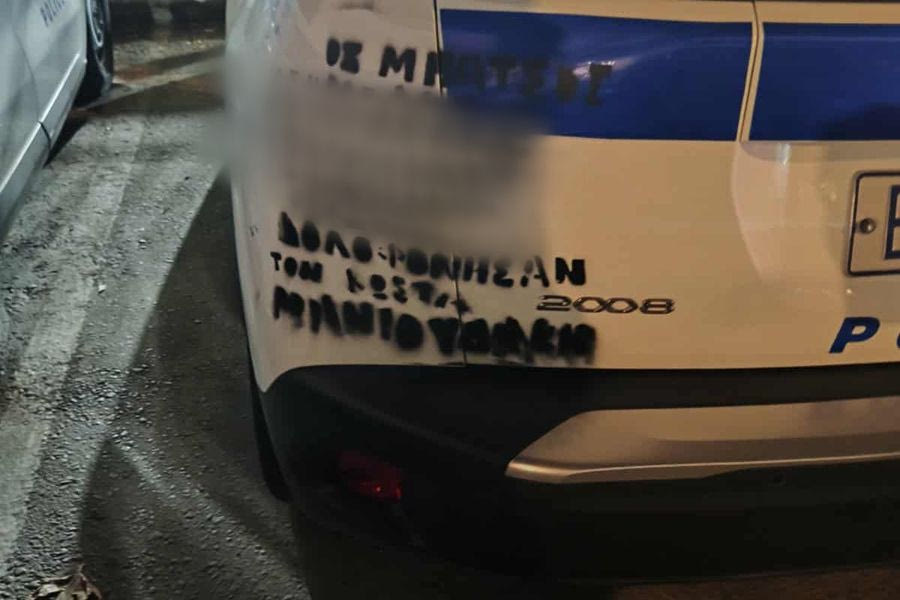 Γέμισαν συνθήματα τα περιπολικά έξω από το Αστυνομικό Μέγαρο Χανίων για τον Μανιουδάκη (Φώτο)