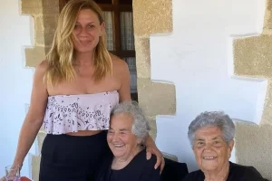 Κατερίνα Καραβάτου: Το κυριακάτικο τραπέζι με τις θείες της στα Χανιά