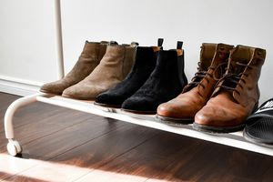 Φοράτε παπούτσια μέσα στο σπίτι; Δείτε πώς αυτό θα επηρεάσει την υγεία σας