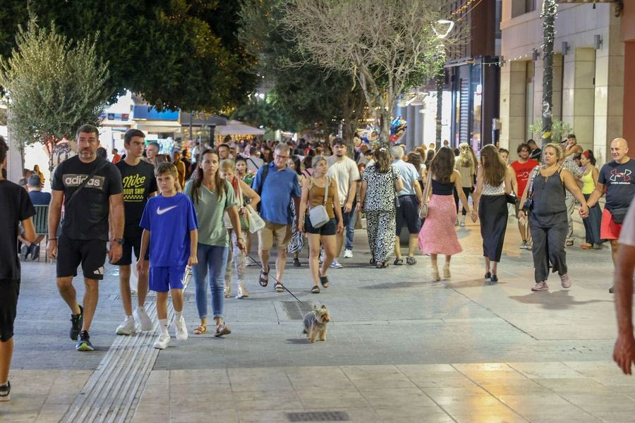 Αυγουστιάτικο απόγευμα στο Ηράκλειο: Εικόνες από βόλτες με διάθεση χαλαρή και καλοκαιρινή