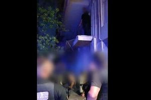 Καμίνια: Παίρνουν το παιδί που κλείδωσαν στο μπαλκόνι από τη μητέρα – Μεταφέρεται στον πατέρα