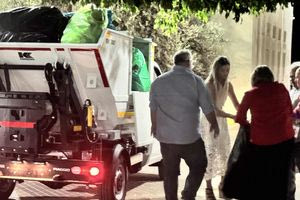 Δήμος Μαλεβιζίου : Οι αντιδήμαρχοι μάζεψαν τα σκουπίδια!