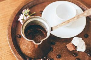 Μην πετάτε το κατακάθι του καφέ – Δείτε πού χρησιμεύει στο σπίτι και στον κήπο