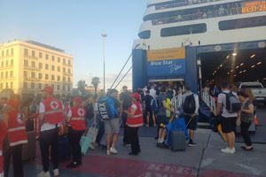 Φεύγουν οι αδειούχοι του Αυγούστου: Γεμάτα αναχωρούν τα πλοία από τον Πειραιά