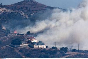 Καίγονται σπίτια από τη φωτιά στην Κερατέα: Πάνω από 190 πυροσβέστες επιχειρούν στο σημείο