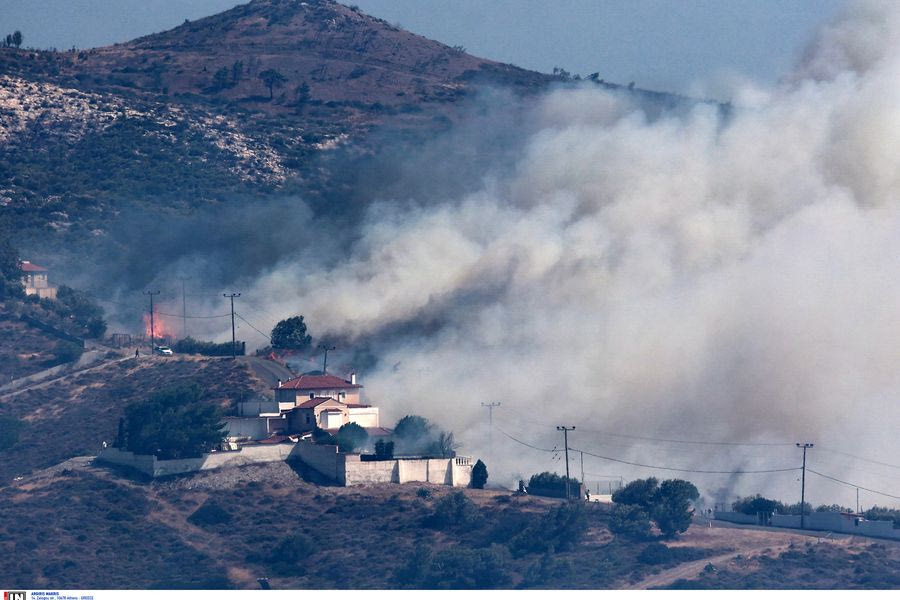 Καίγονται σπίτια από τη φωτιά στην Κερατέα: Πάνω από 190 πυροσβέστες επιχειρούν στο σημείο