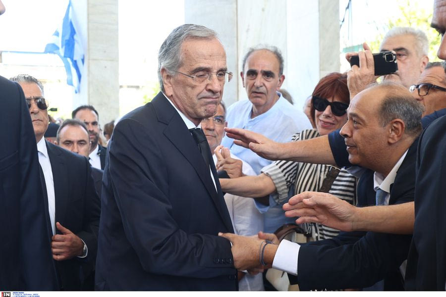 Πλήθος κόσμου στο τελευταίο «αντίο» στη Λένα Σαμαρά – Βουβός ο πόνος των αγαπημένων της