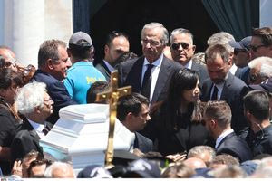 Ο σπαρακτικός επικήδειος του Αντώνη Σαμαρά στην κηδεία της Λένας Σαμαρά – «Τι να πει ένας πατέρας που χάνει το παιδί του»