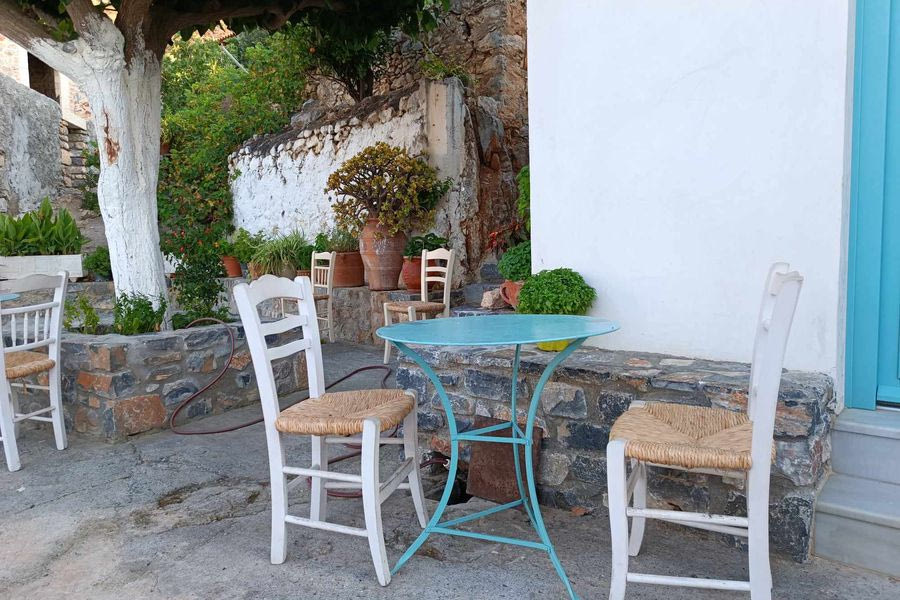 Το πατρικό στο χωριό ή το εξοχικό φίλων «καταφύγιο» διακοπών