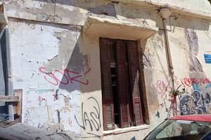 Το Ηράκλειο του Λάκκου: Μπροστά η “βιτρίνα” και πίσω οι εικόνες που δεν κρύβουν ούτε τα γκράφιτι!